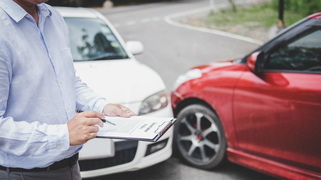 15 Dicas para economizar com o seguro do carro e pagar mais barato - capa