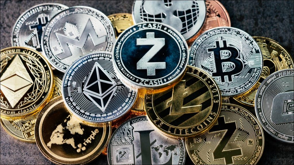 Criptomoeda ou Cryptocurrency é dinheiro digital descentralizado, baseado na tecnologia blockchain. Você pode estar familiarizado com as versões mais populares, Bitcoin e Ethereum, mas existem mais de 5.000 criptomoedas diferentes em circulação, de acordo com a CoinLore.