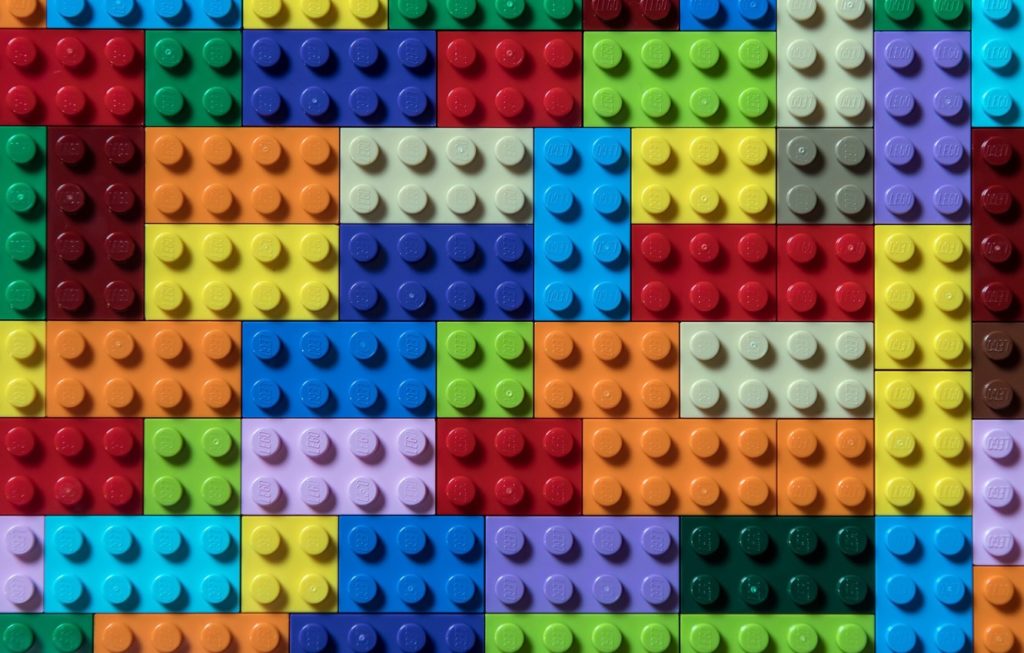 Quem nunca ouviu falar dos brinquedos de montar Lego? Mas você sabe de onde ele vem?Qual é a origem do Lego?