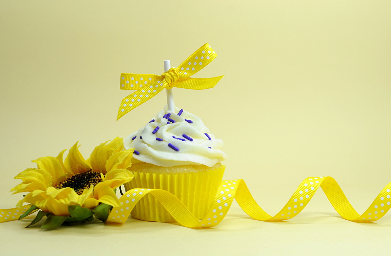 Topo de bolo girassol - confira diversas ideias com o tema de Girassol (sunflower) de tortas e cupcakes para baixar e imprimir.